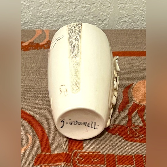 2 VTG Giovanelli Pottery Mugs. Grape Vine Design. Signed Giovanelli. - Picture 6 of 7